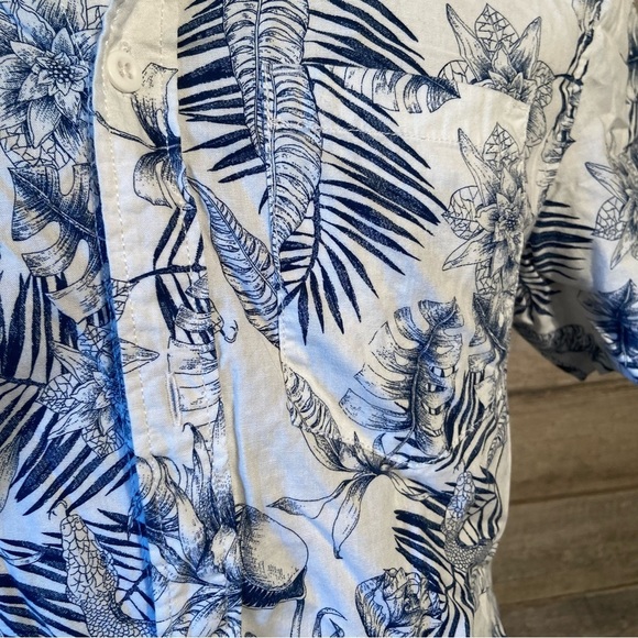 💥5/$25 Divided men’s  white tropical‎ button up shirt in size small - Picture 5 of 7